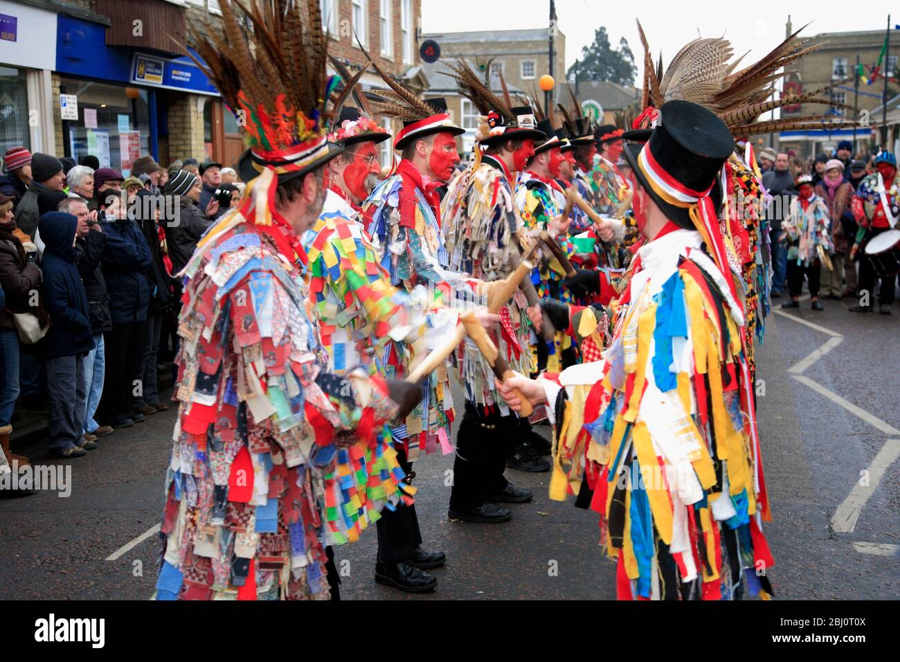 I ballerini di Red Leicester Morris, il Festival dell'orso di Whittlesey Straw, la città di Whittlesey, Cambridgeshire; Inghilterra, Regno Unito Foto Stock