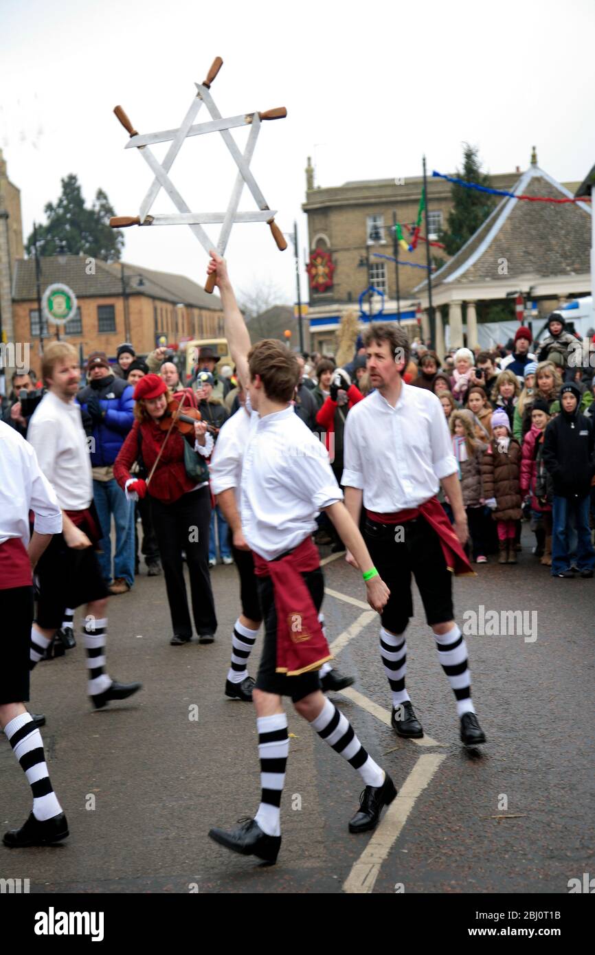 The Stone Monkey Rappers Sword ballerers, Whittlesey Straw Bear Festival, Whittlesey Town, Cambridgeshire; Inghilterra, Regno Unito Foto Stock