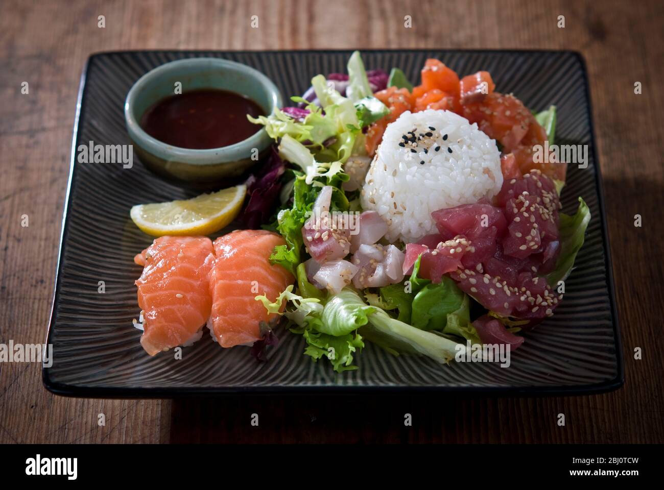 Pranzo leggero giapponese sashimi, con una varietà di pesce crudo. - Foto Stock