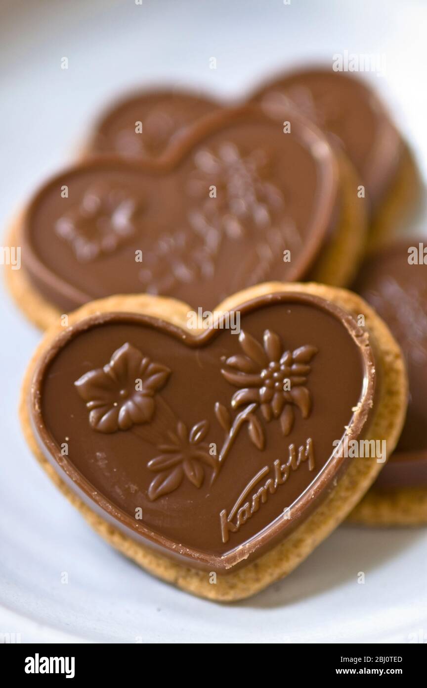 Biscotti Kambly a forma di cuore con rivestimento al cioccolato - Foto Stock
