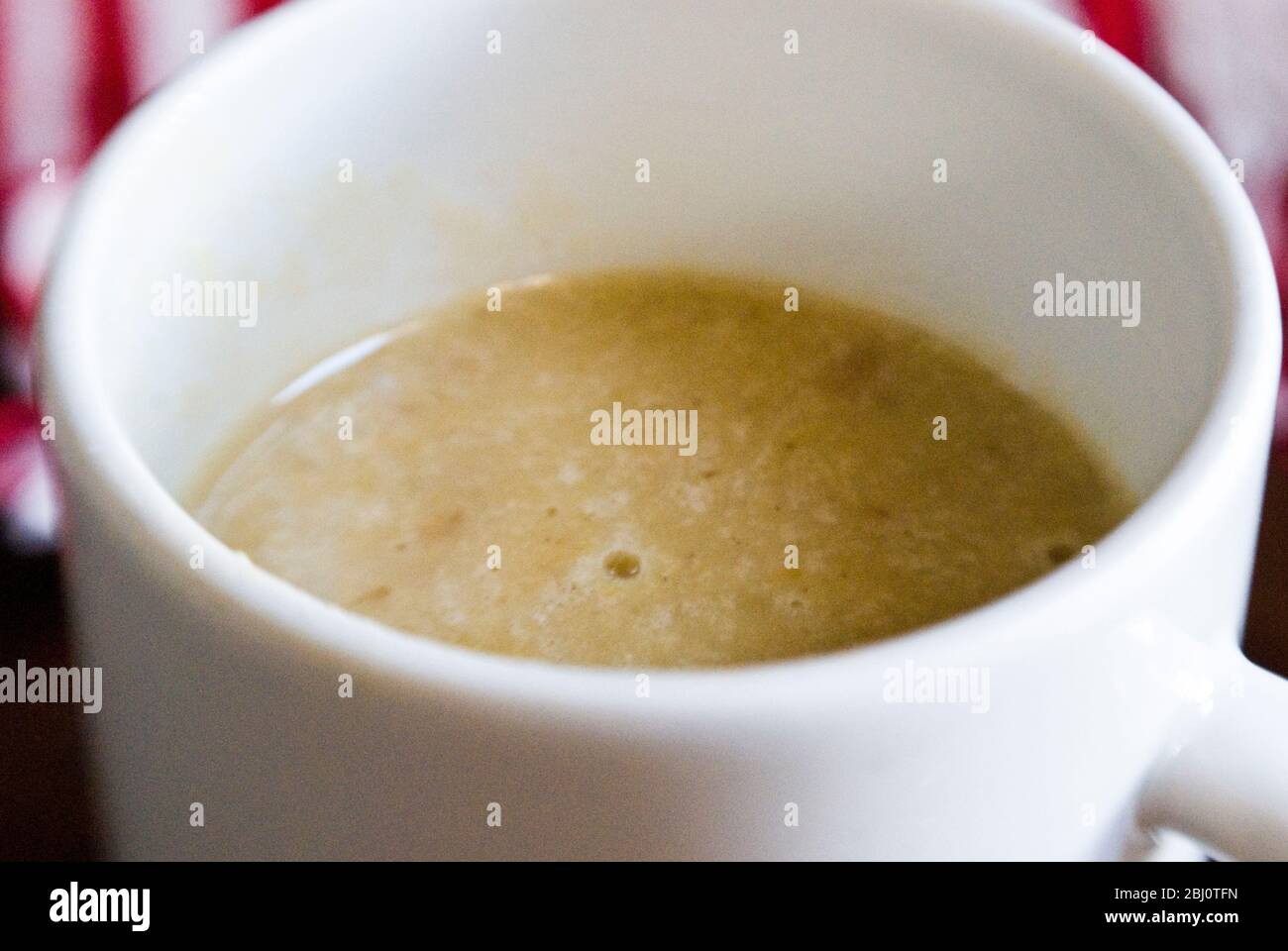 Tazza bianca della cina di zuppa di verdure fatta in casa. - Foto Stock