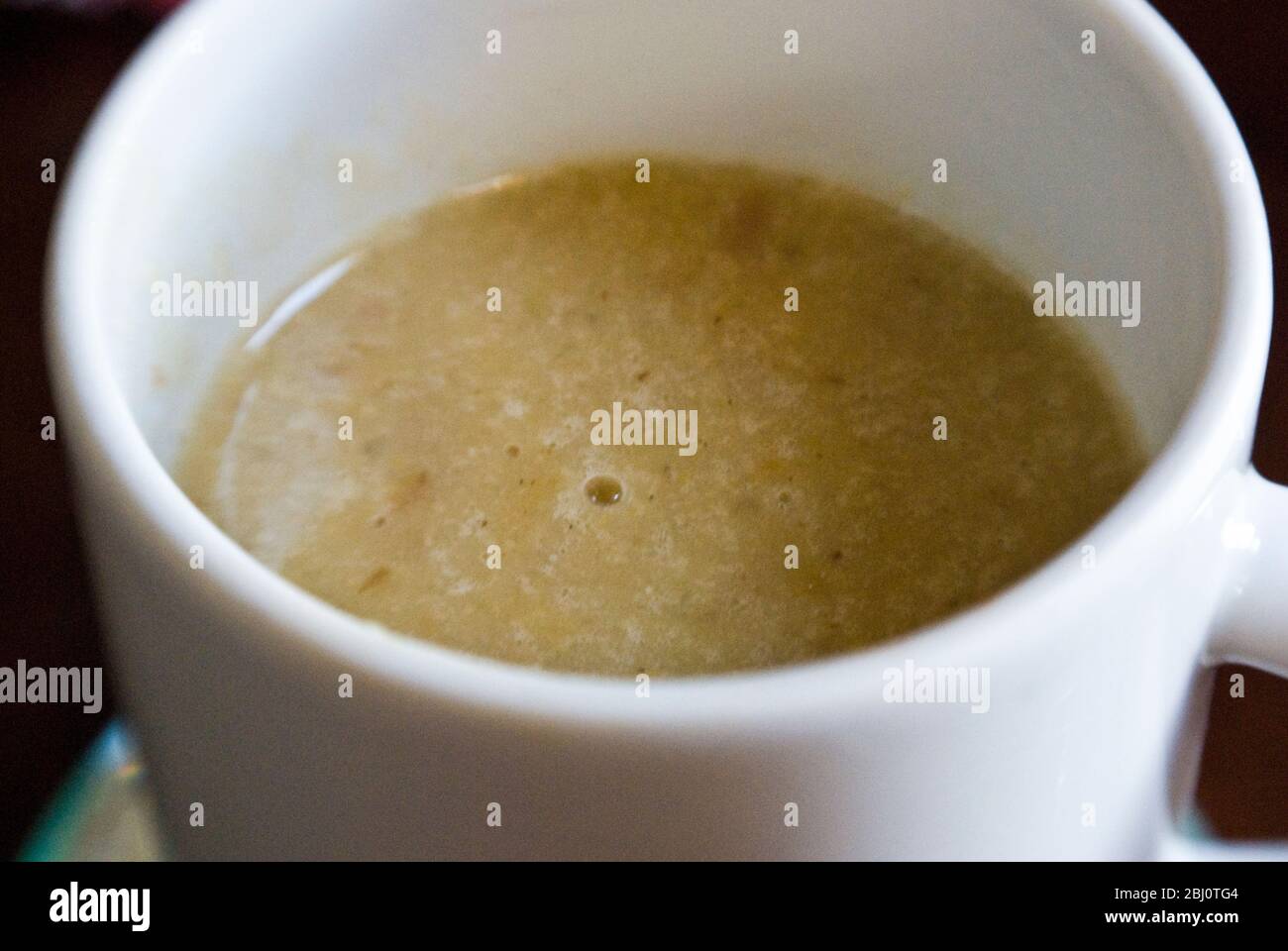 Tazza bianca della cina di zuppa di verdure fatta in casa. - Foto Stock