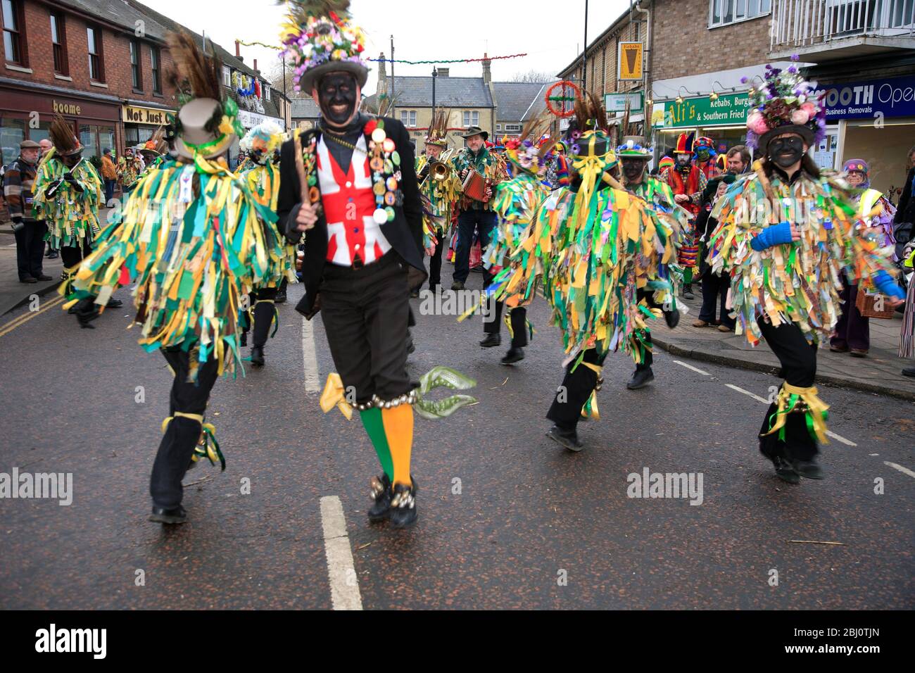 I ballerini di Bourne Borderers Morris, il Festival degli orsi di Whittlesey Straw, la città di Whittlesey, Cambridgeshire; Inghilterra, Regno Unito Foto Stock