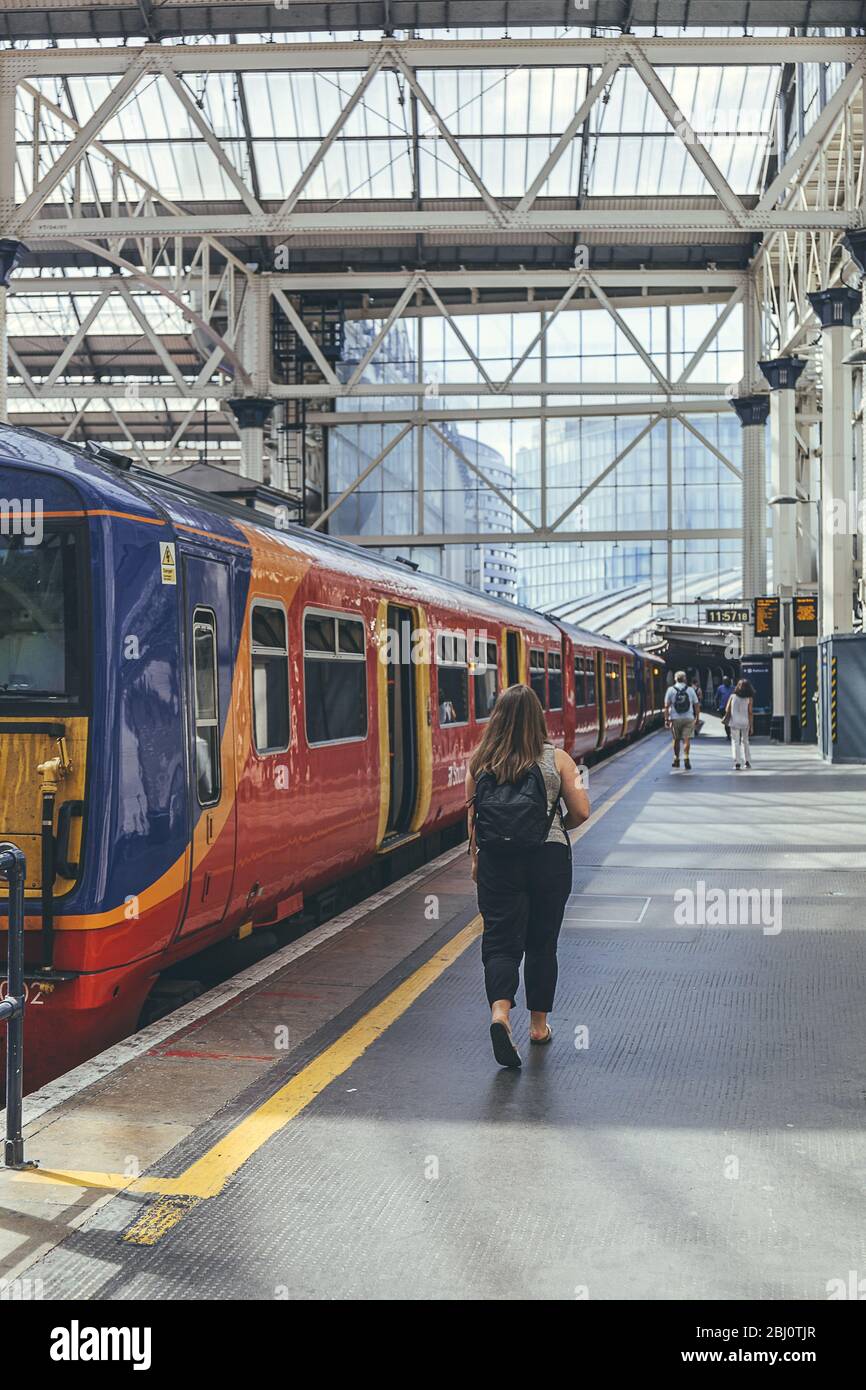 Londra/UK-1/8/19: Treno elettrico passeggeri British Rail Classe 456 sulla piattaforma di London Waterloo. Terminal del centro di Londra sulla ferrovia nazionale Foto Stock