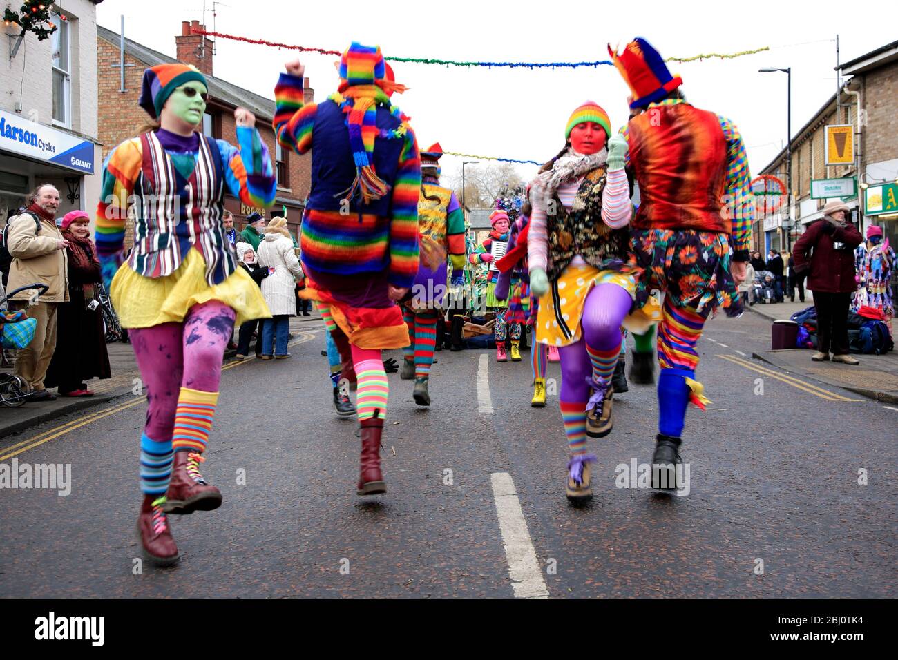 I ballerini di Gog Magog Molly, il Festival dell'orso di Whittlesey Straw, la città di Whittlesey, Cambridgeshire; Inghilterra, Regno Unito Foto Stock