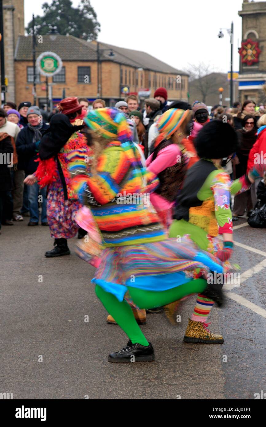 The Ouse washes Molly ballerini, Whittlesey Straw Bear Festival, Whittlesey città, Cambridgeshire; Inghilterra, Regno Unito Foto Stock