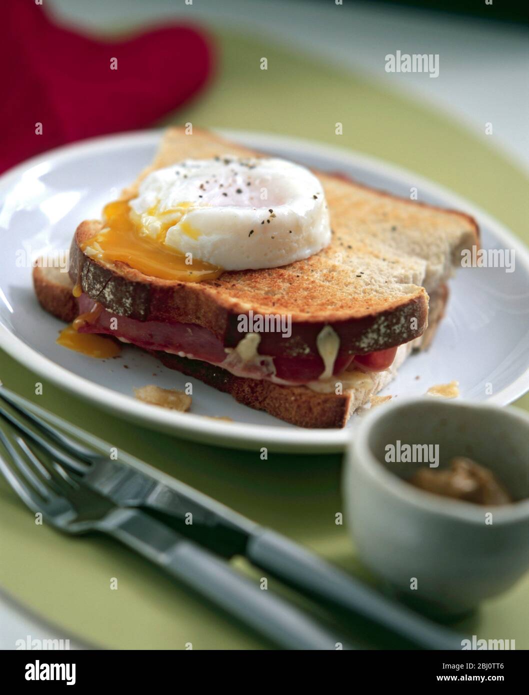 Croque monsieur, sandwich tostato con uova in camicia su pane tostato - Foto Stock