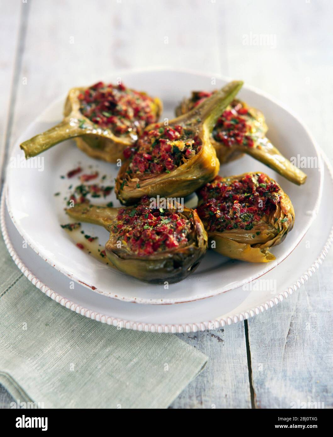 Baby metà di carciofi italiani farciti con miscela vegetale - Foto Stock