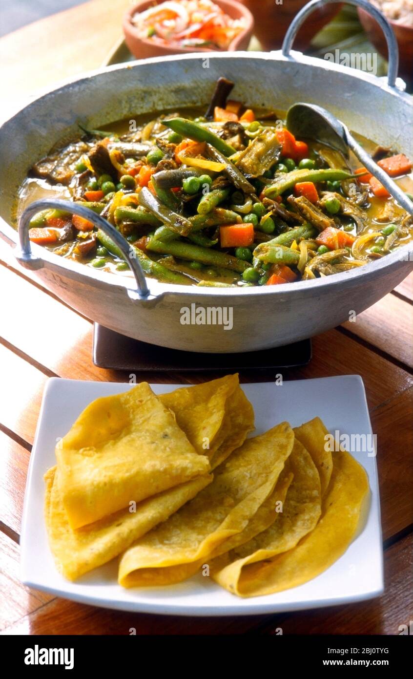 Cappati gialli con curry vegetale in grande teglia in alluminio - Foto Stock