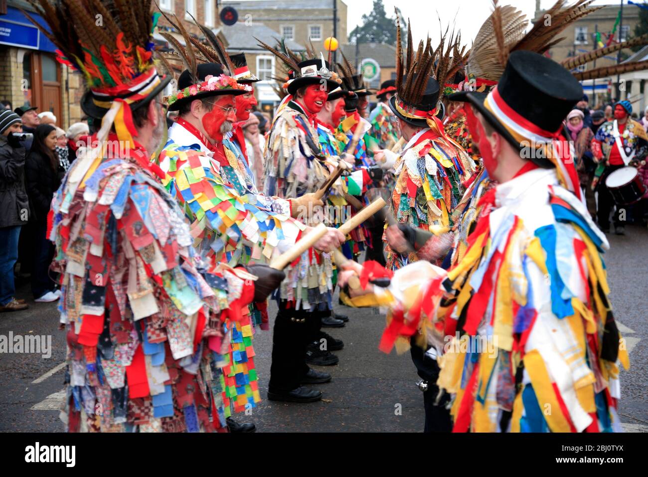 I ballerini di Red Leicester Morris, il Festival dell'orso di Whittlesey Straw, la città di Whittlesey, Cambridgeshire; Inghilterra, Regno Unito Foto Stock