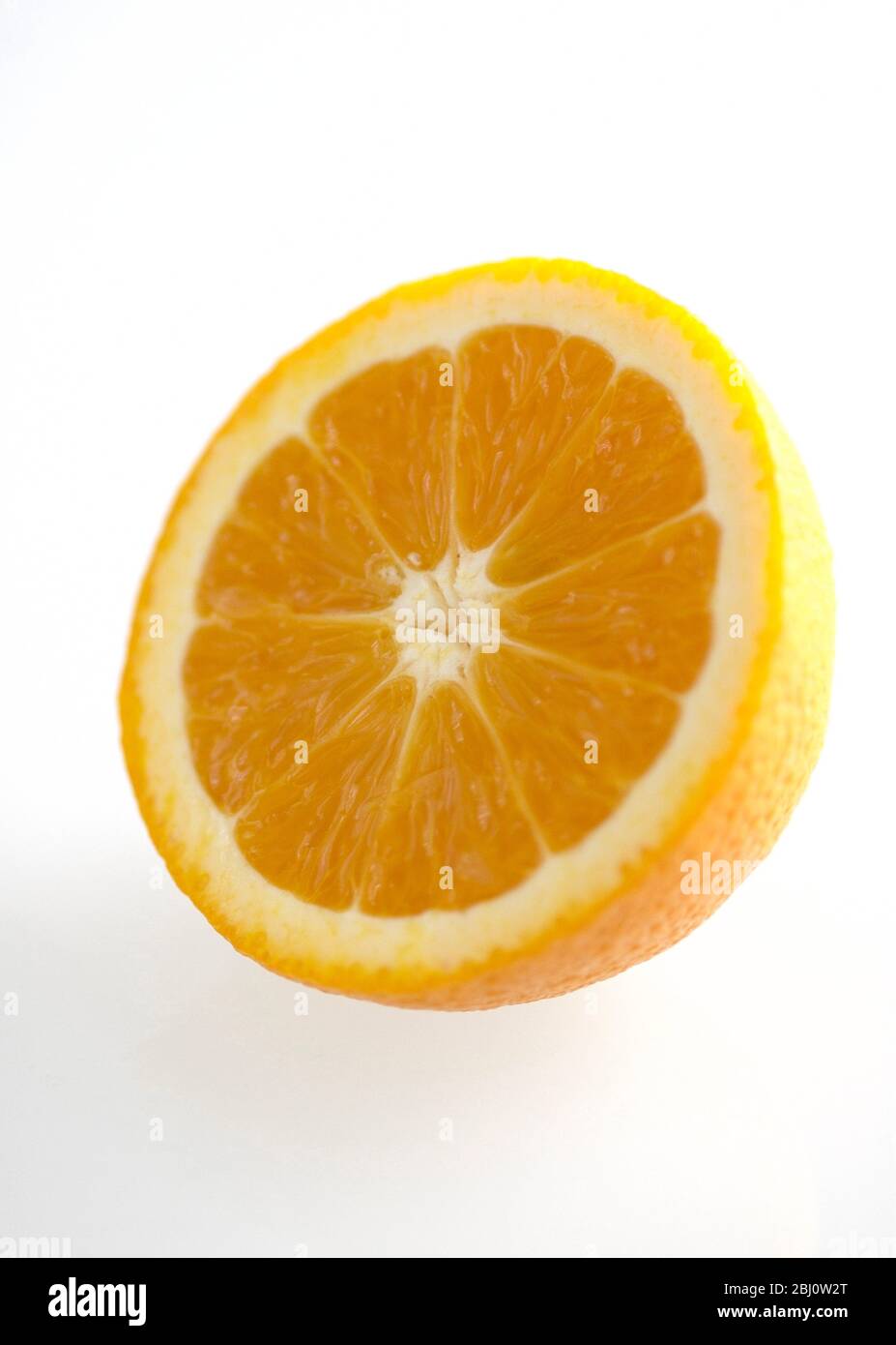 Faccia tagliata di mezzo arancione su sfondo bianco - Foto Stock