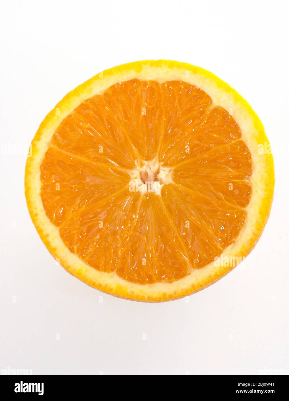 Faccia tagliata di mezzo arancione su sfondo bianco - Foto Stock