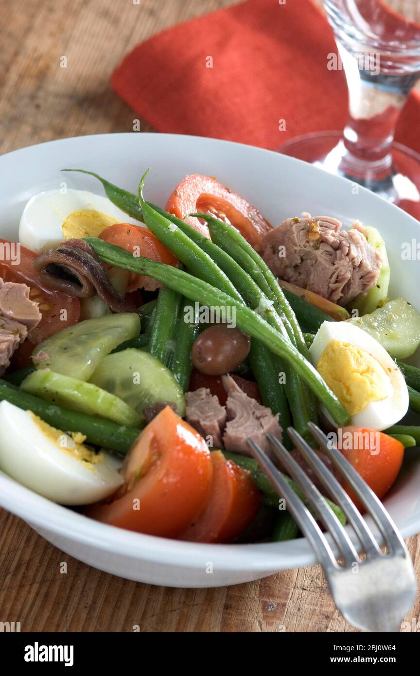 Ciotola di servire di nicoise salata - Foto Stock