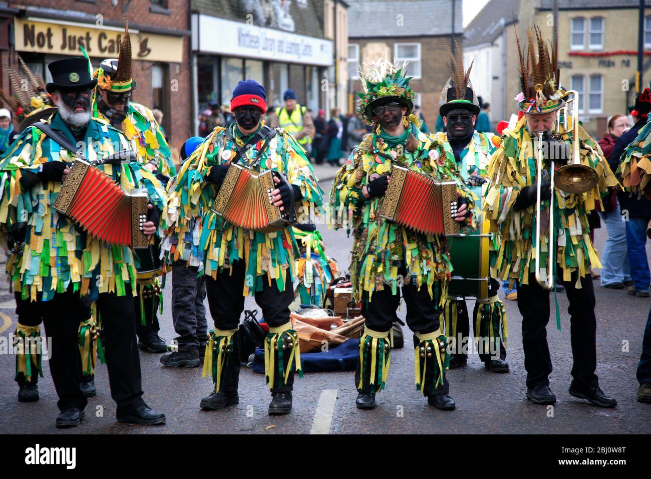 I ballerini di Bourne Borderers Morris, il Festival degli orsi di Whittlesey Straw, la città di Whittlesey, Cambridgeshire; Inghilterra, Regno Unito Foto Stock