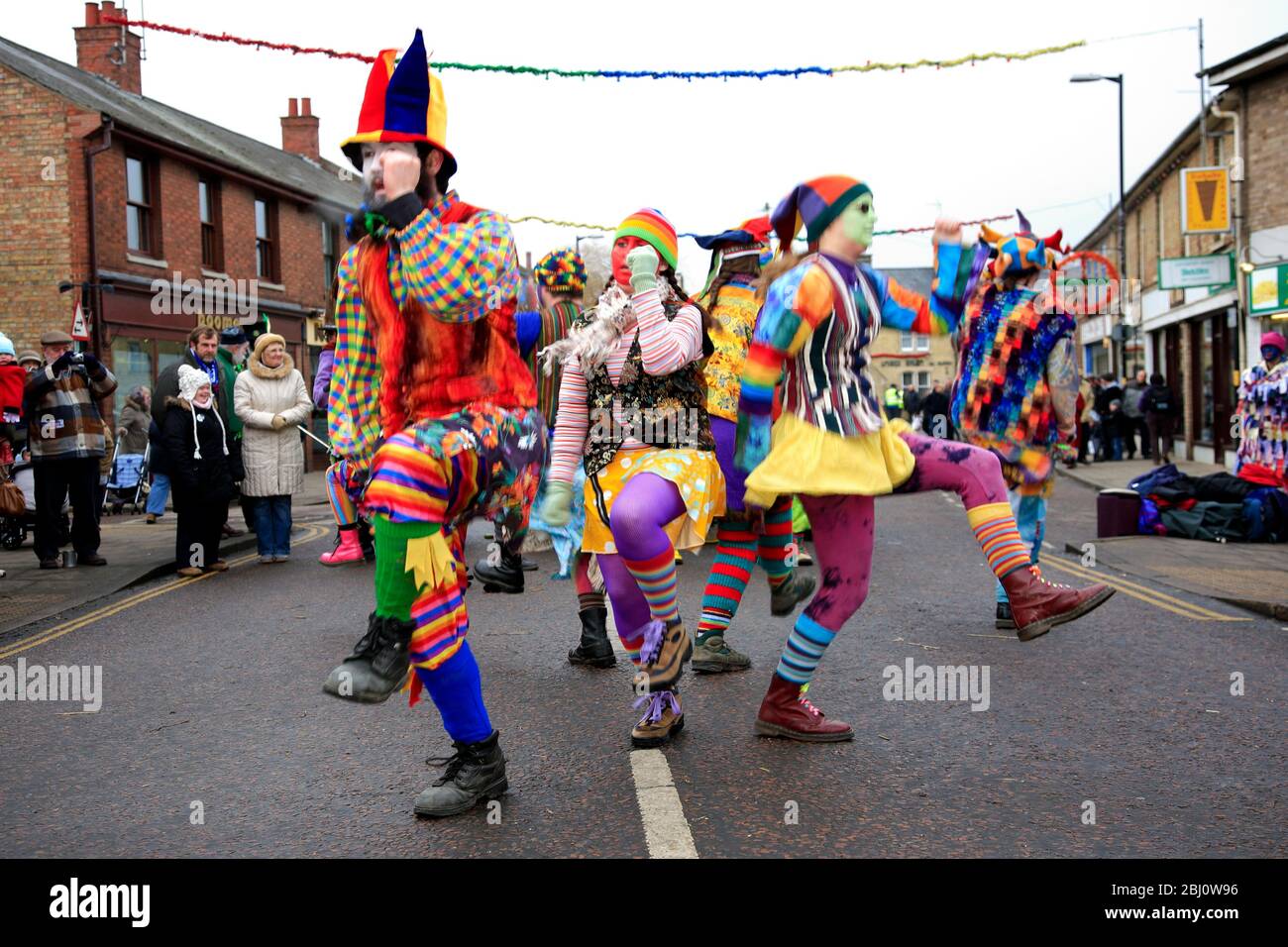 I ballerini di Gog Magog Molly, il Festival dell'orso di Whittlesey Straw, la città di Whittlesey, Cambridgeshire; Inghilterra, Regno Unito Foto Stock