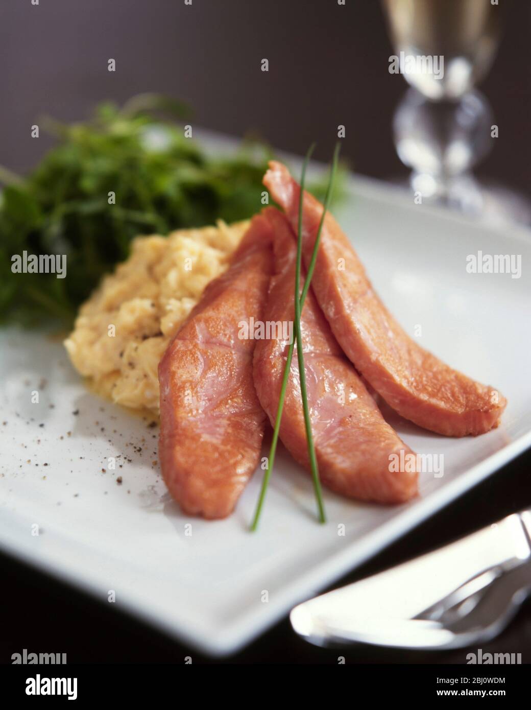 Salmone affumicato caldo e uova strapazzate - Foto Stock