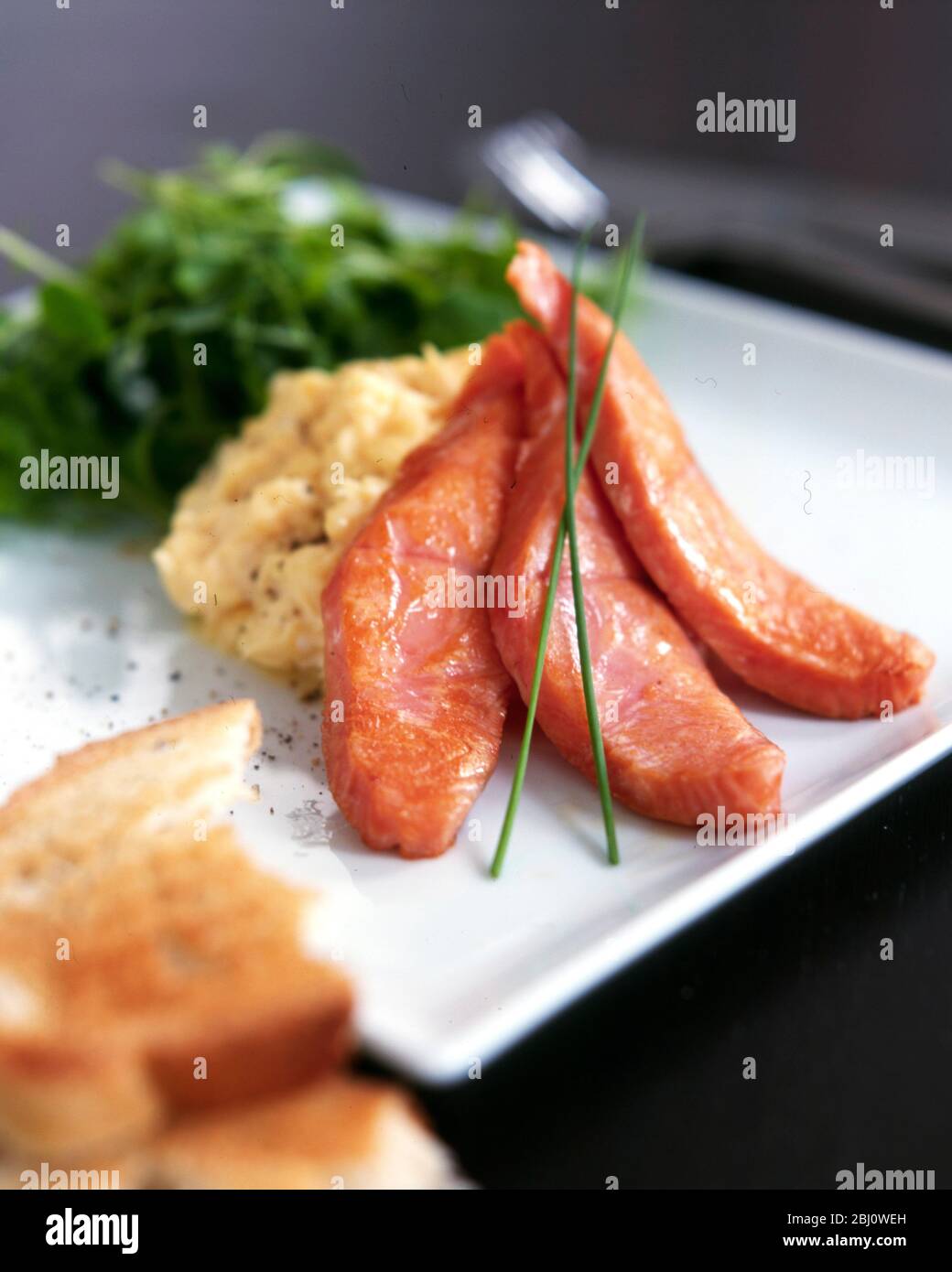 Salmone affumicato caldo e uova strapazzate - Foto Stock