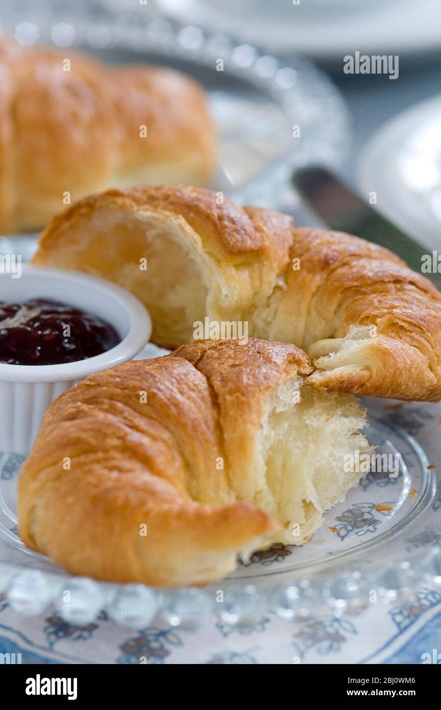 Croissant su piatto di vetro con marmellata - Foto Stock