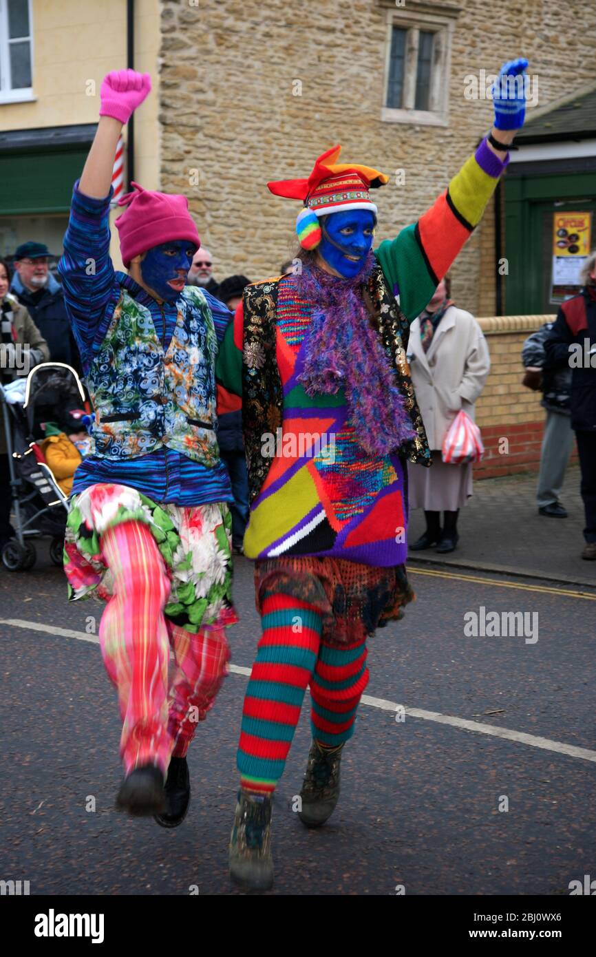 I ballerini di Gog Magog Molly, il Festival dell'orso di Whittlesey Straw, la città di Whittlesey, Cambridgeshire; Inghilterra, Regno Unito Foto Stock