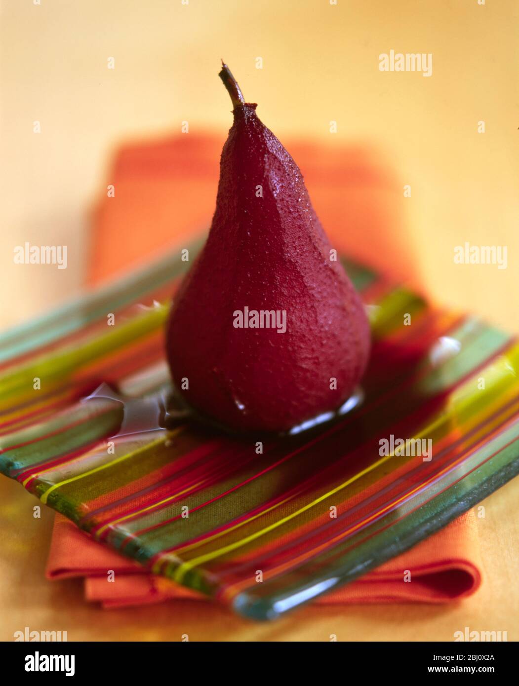 Pera in camicia nel vino rosso - Foto Stock