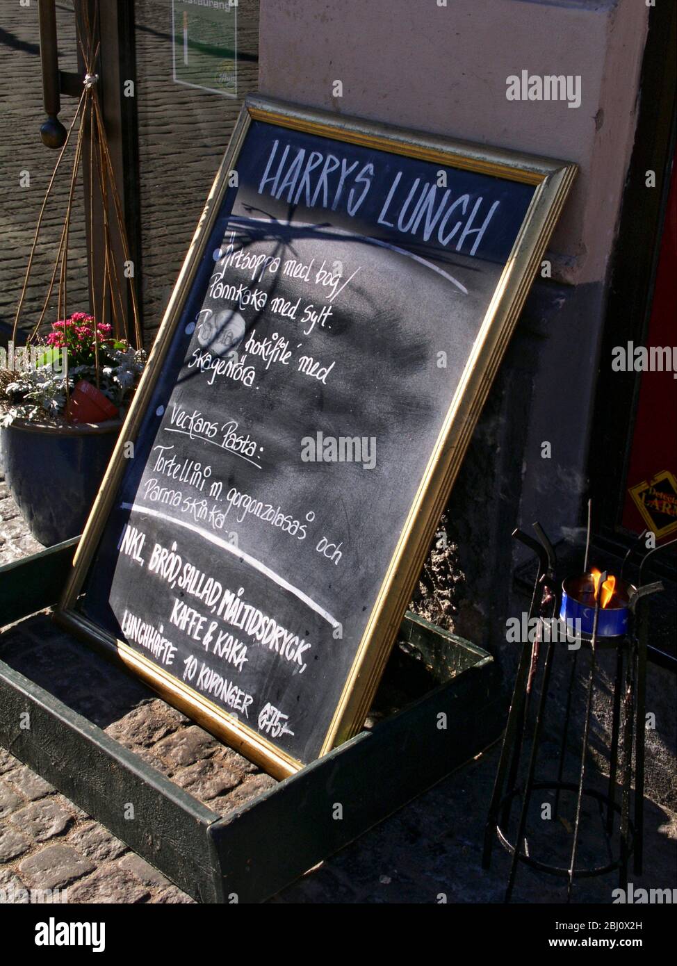 Menu all'esterno del ristorante harry's Bar ion Varberg Sweden con lista di piatti svedesi e italiani, tra cui piatto tradizionale del giovedì con zuppa di piselli w Foto Stock