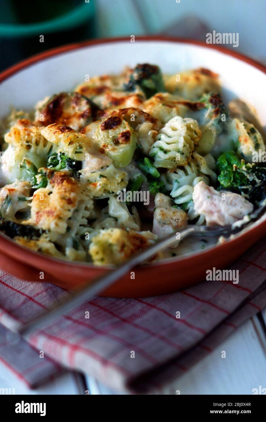Gratin piatto di pasta a spirale con salmone e broccoli, salsa al formaggio e crostata - Foto Stock