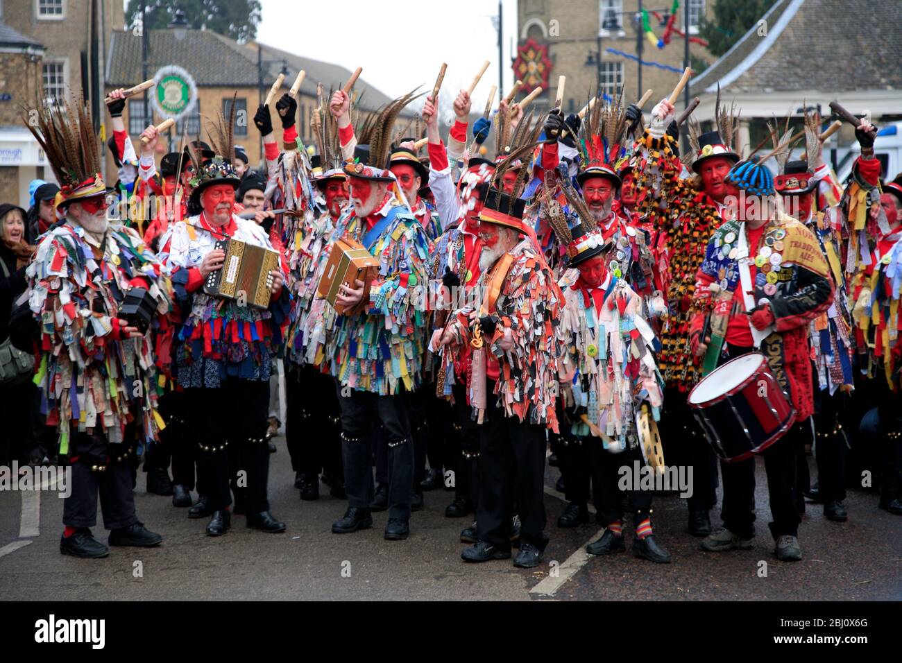 I ballerini di Red Leicester Morris, il Festival dell'orso di Whittlesey Straw, la città di Whittlesey, Cambridgeshire; Inghilterra, Regno Unito Foto Stock