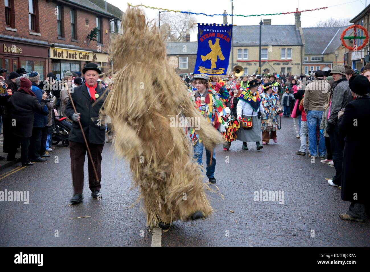 Il Festival dell'orso di Whittlesey Straw, la città di Whittlesey, Cambridgeshire; Inghilterra, Regno Unito Foto Stock