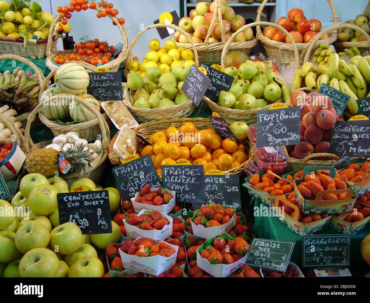 Meravigliosa esposizione di frutta fresca allo stallo nel mercato coperto di Menton, nel sud della Francia - Foto Stock