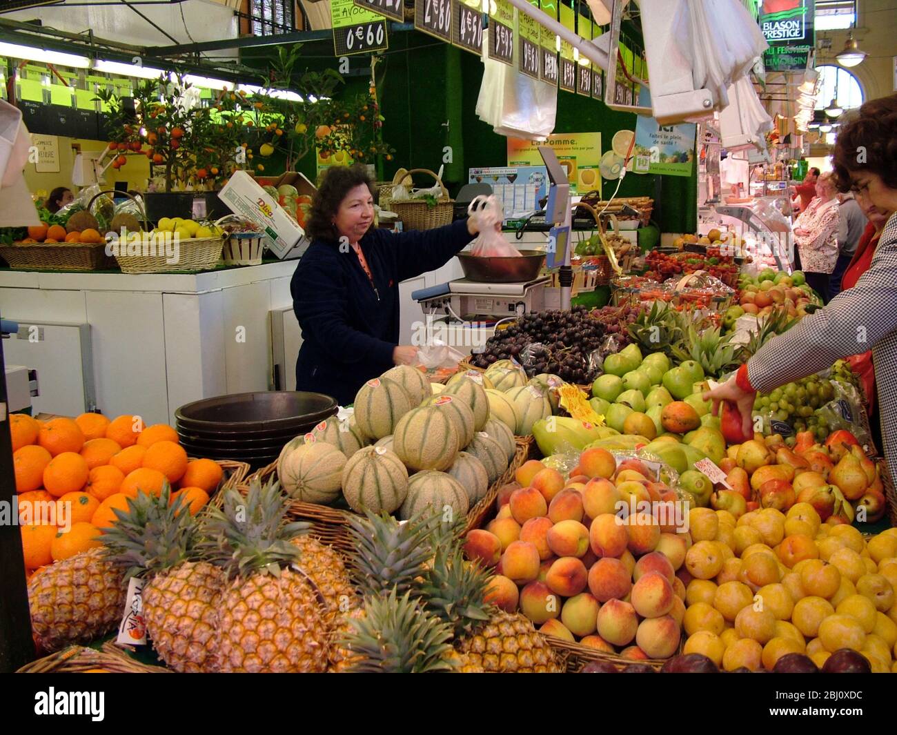 Esposizione di frutta fresca allo stallo nel mercato coperto di Menton, Francia meridionale - Foto Stock