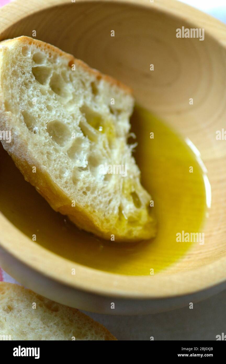 Olio extra vergine di oliva con pane rustico da immergere in esso - Foto Stock