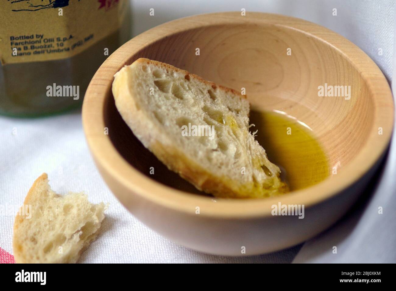 Olio extra vergine di oliva con pane rustico da immergere in esso - Foto Stock
