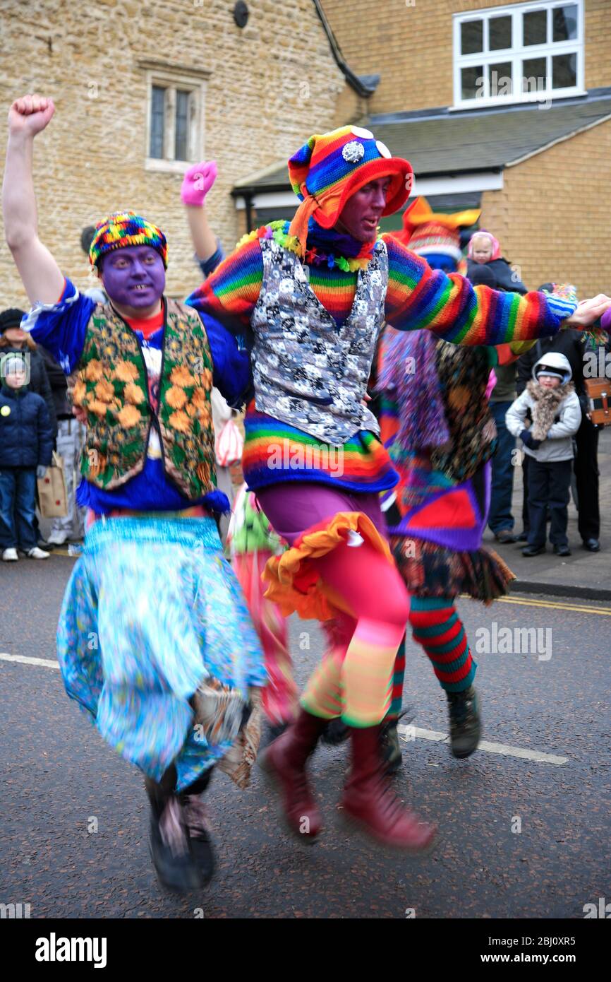 I ballerini di Gog Magog Molly, il Festival dell'orso di Whittlesey Straw, la città di Whittlesey, Cambridgeshire; Inghilterra, Regno Unito Foto Stock