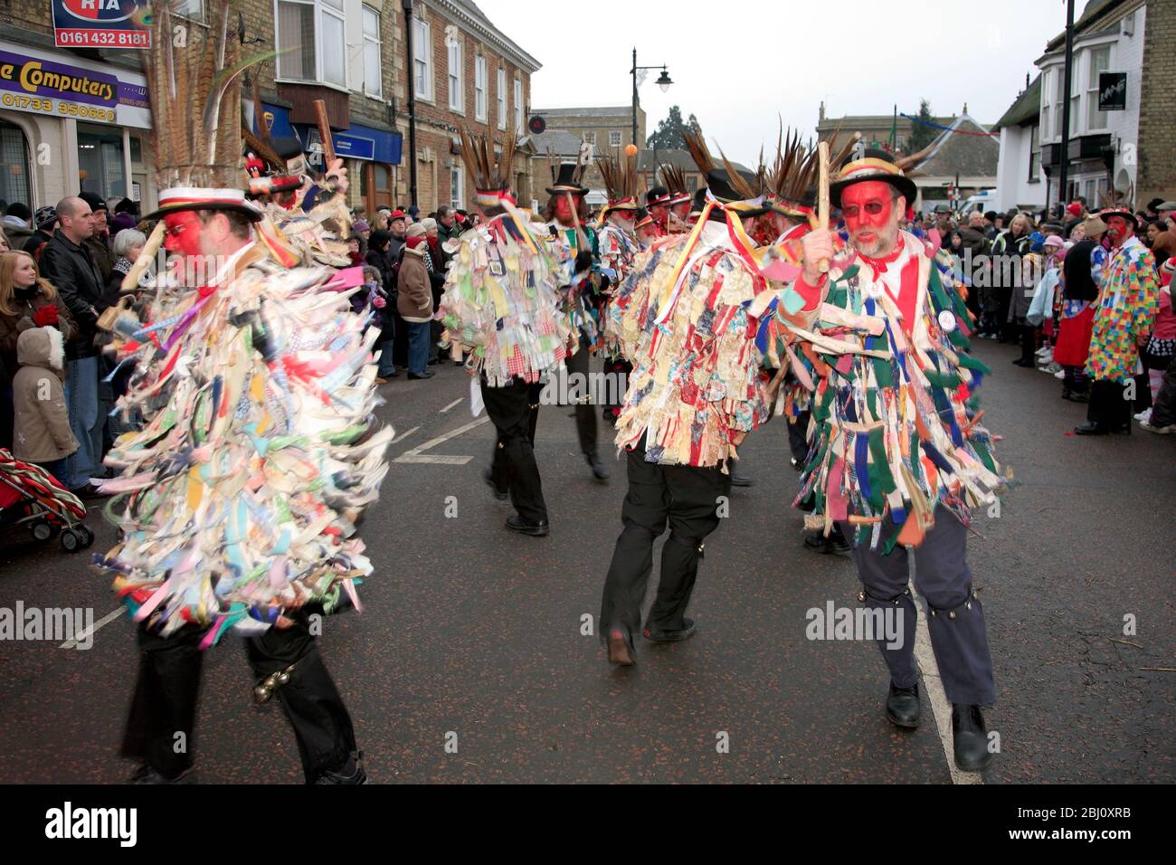 I ballerini di Red Leicester Morris, il Festival dell'orso di Whittlesey Straw, la città di Whittlesey, Cambridgeshire; Inghilterra, Regno Unito Foto Stock