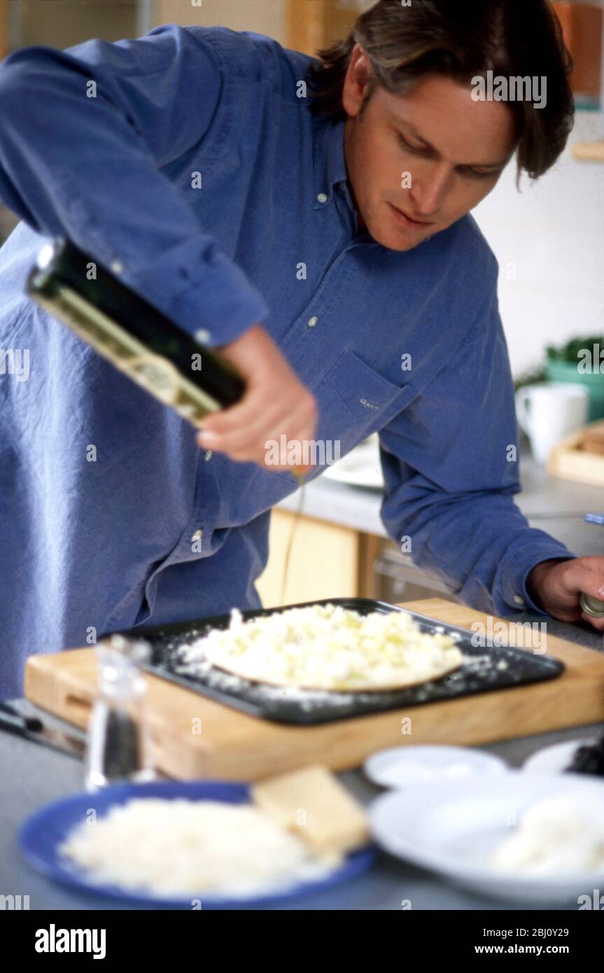 James Martin, tv chef, fare la pizza bianca. - Foto Stock