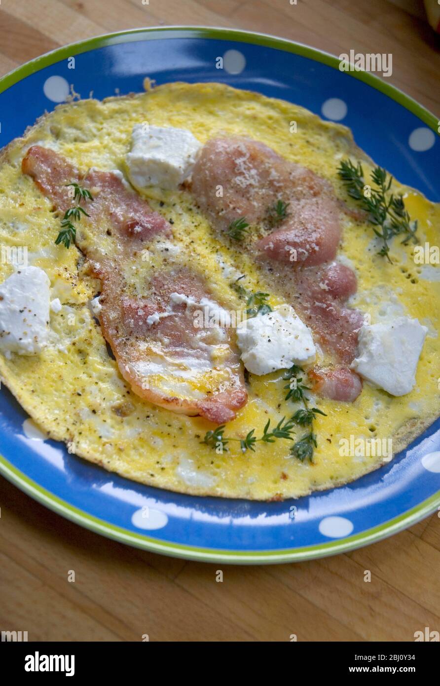 Omelette di uova con pancetta di capra e timo - Foto Stock