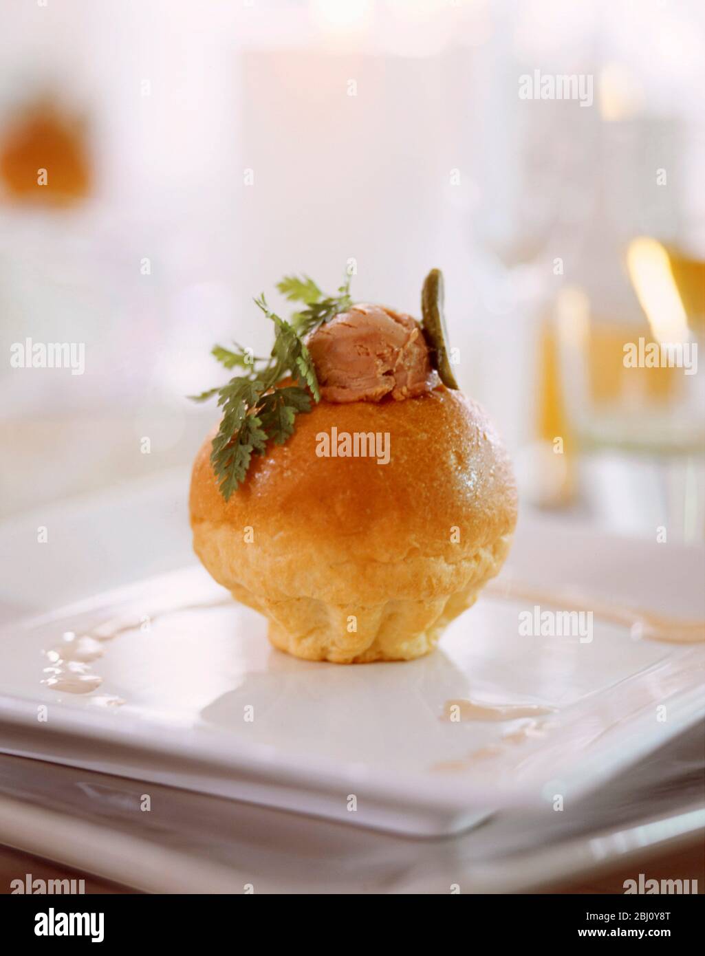 Antipasto per cena occasione speciale - foie gras in brioche con coulis sauternes - - Foto Stock