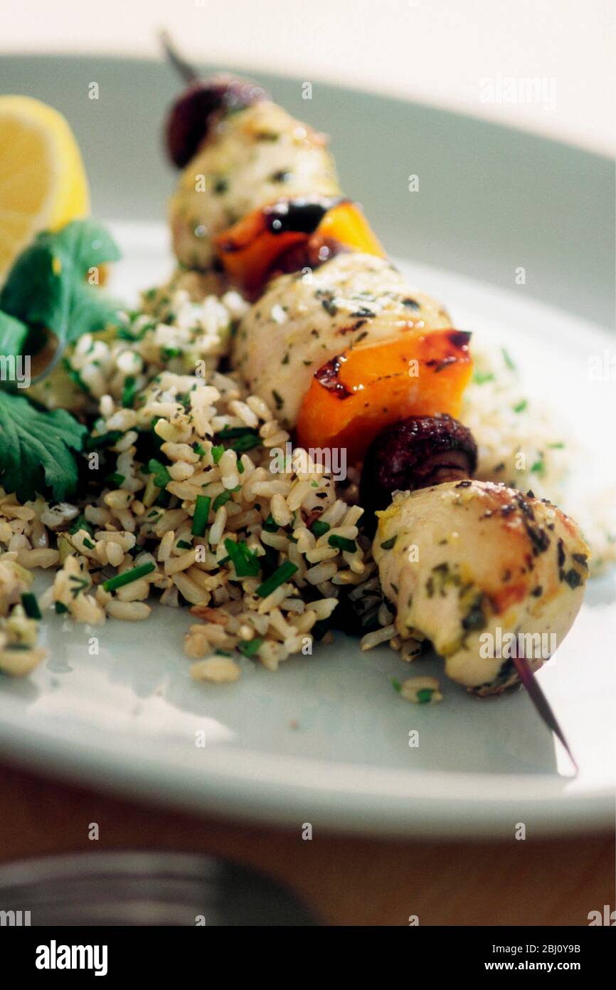 Kebab di pesce con riso herbed - Foto Stock