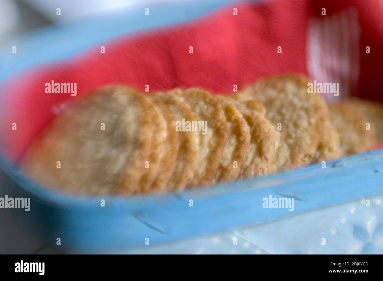 Biscotti in piccolo cesto blu decorato con effetto lensbaby Focus - Foto Stock