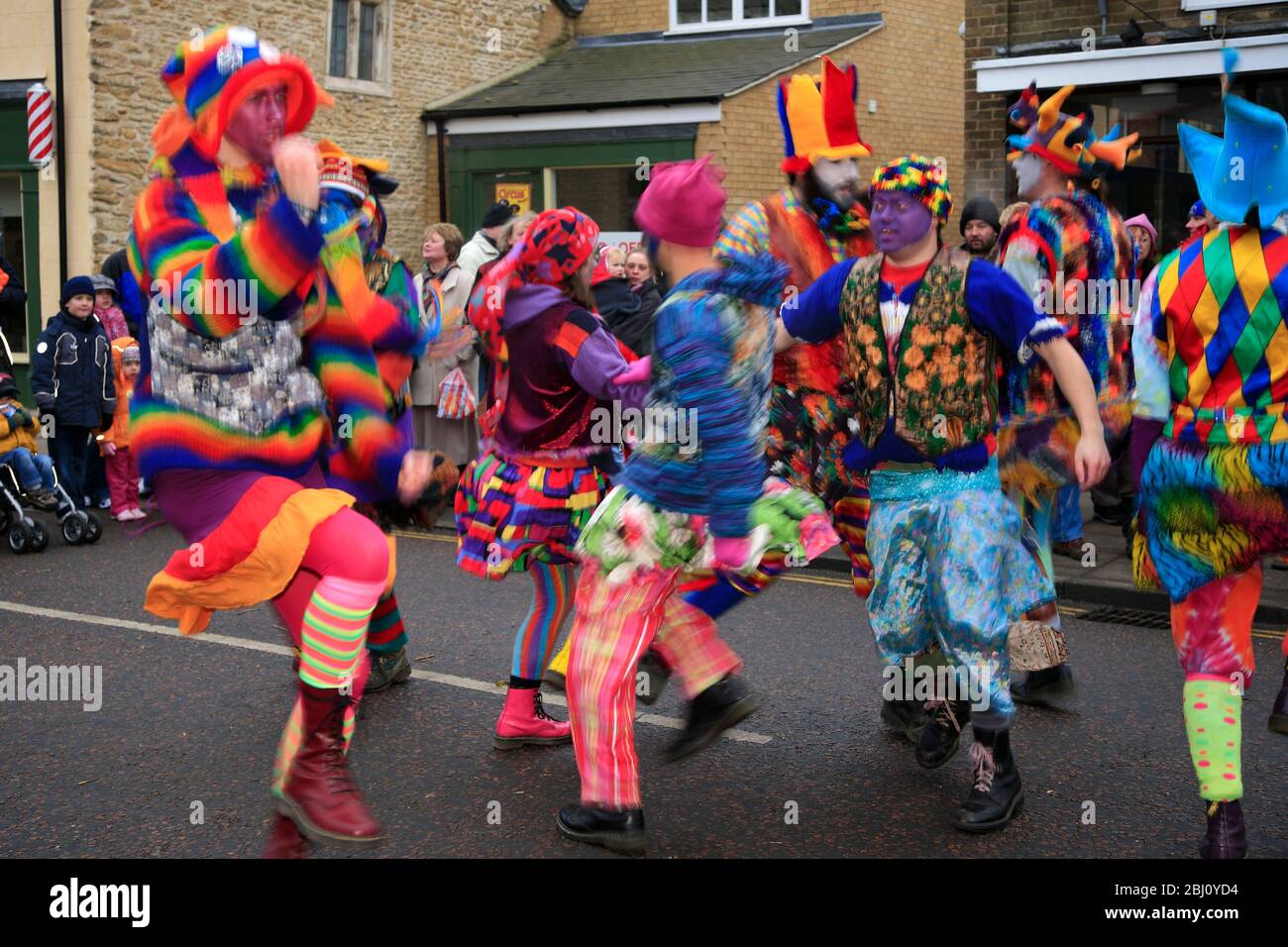 I ballerini di Gog Magog Molly, il Festival dell'orso di Whittlesey Straw, la città di Whittlesey, Cambridgeshire; Inghilterra, Regno Unito Foto Stock