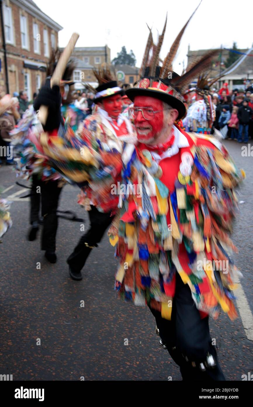 I ballerini di Red Leicester Morris, il Festival dell'orso di Whittlesey Straw, la città di Whittlesey, Cambridgeshire; Inghilterra, Regno Unito Foto Stock