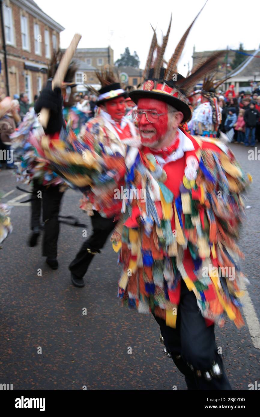 I ballerini di Red Leicester Morris, il Festival dell'orso di Whittlesey Straw, la città di Whittlesey, Cambridgeshire; Inghilterra, Regno Unito Foto Stock