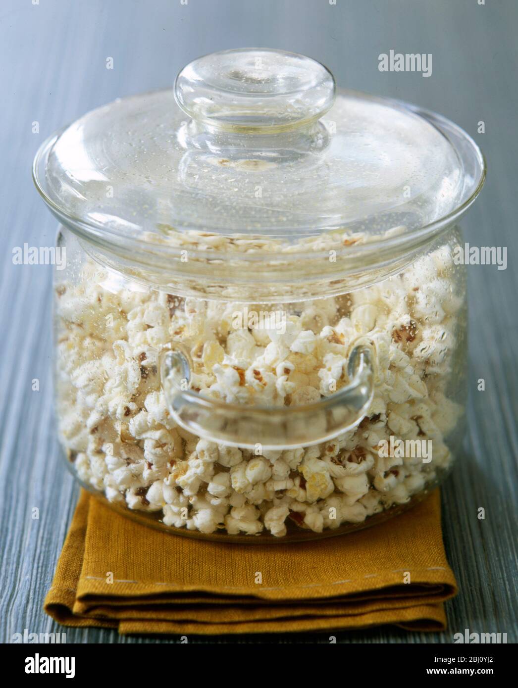 Piatto in casseruola di vetro per microonde per schiocchi di mais in forno  a microonde Foto stock - Alamy