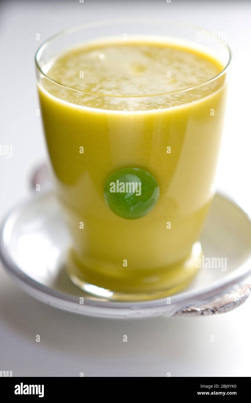 Frullato a base di kiwi e succo d'arancia mescolato con uova e miele - Foto Stock