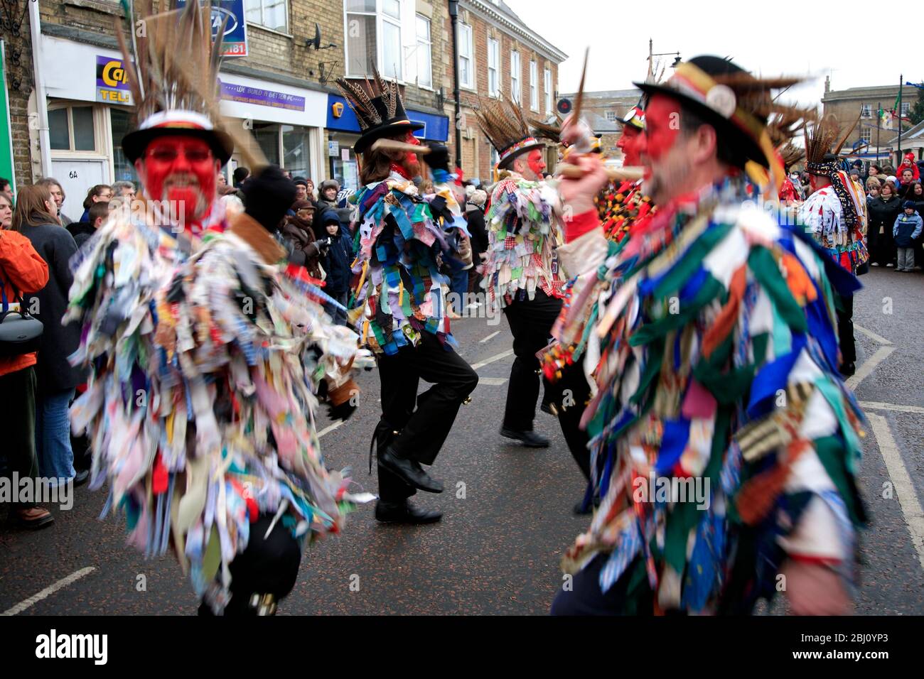 I ballerini di Red Leicester Morris, il Festival dell'orso di Whittlesey Straw, la città di Whittlesey, Cambridgeshire; Inghilterra, Regno Unito Foto Stock