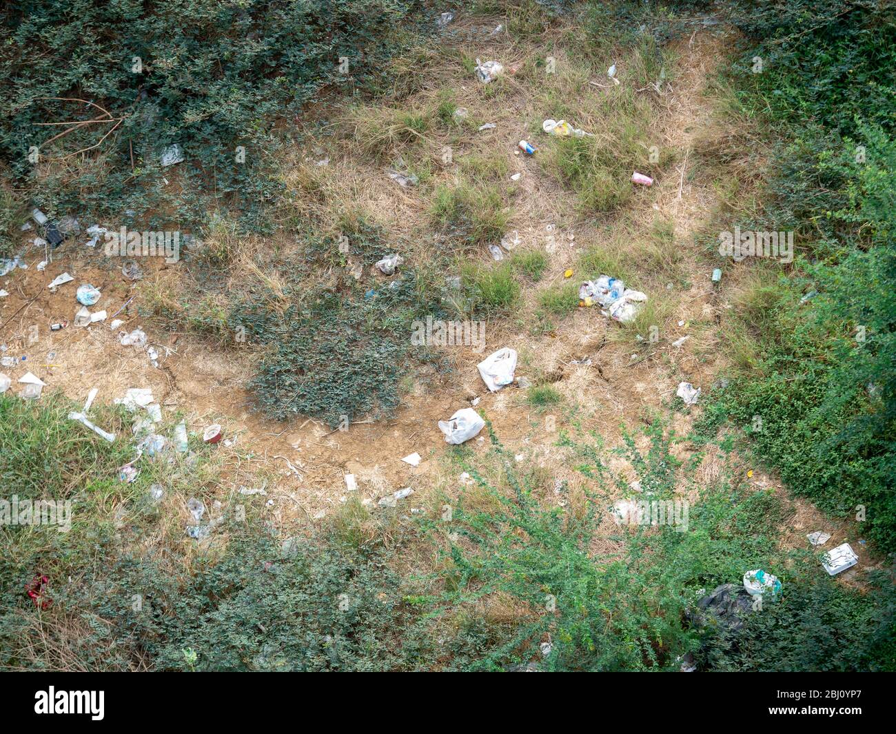 La spazzatura che è stata scaricata nel parco stradale, rifiuti di plastica, protezione ambientale, Top view Foto Stock