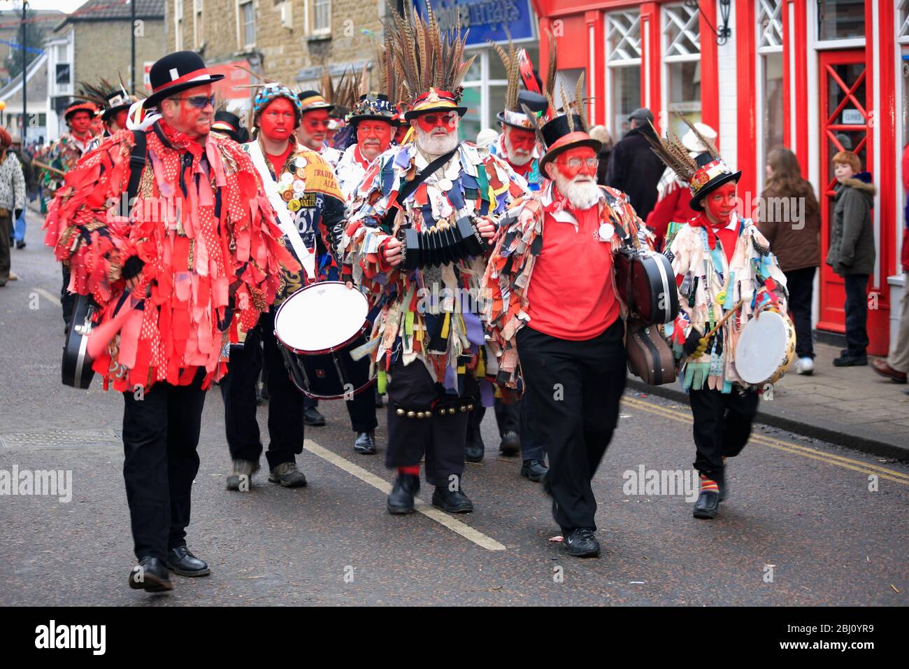 I ballerini di Red Leicester Morris, il Festival dell'orso di Whittlesey Straw, la città di Whittlesey, Cambridgeshire; Inghilterra, Regno Unito Foto Stock