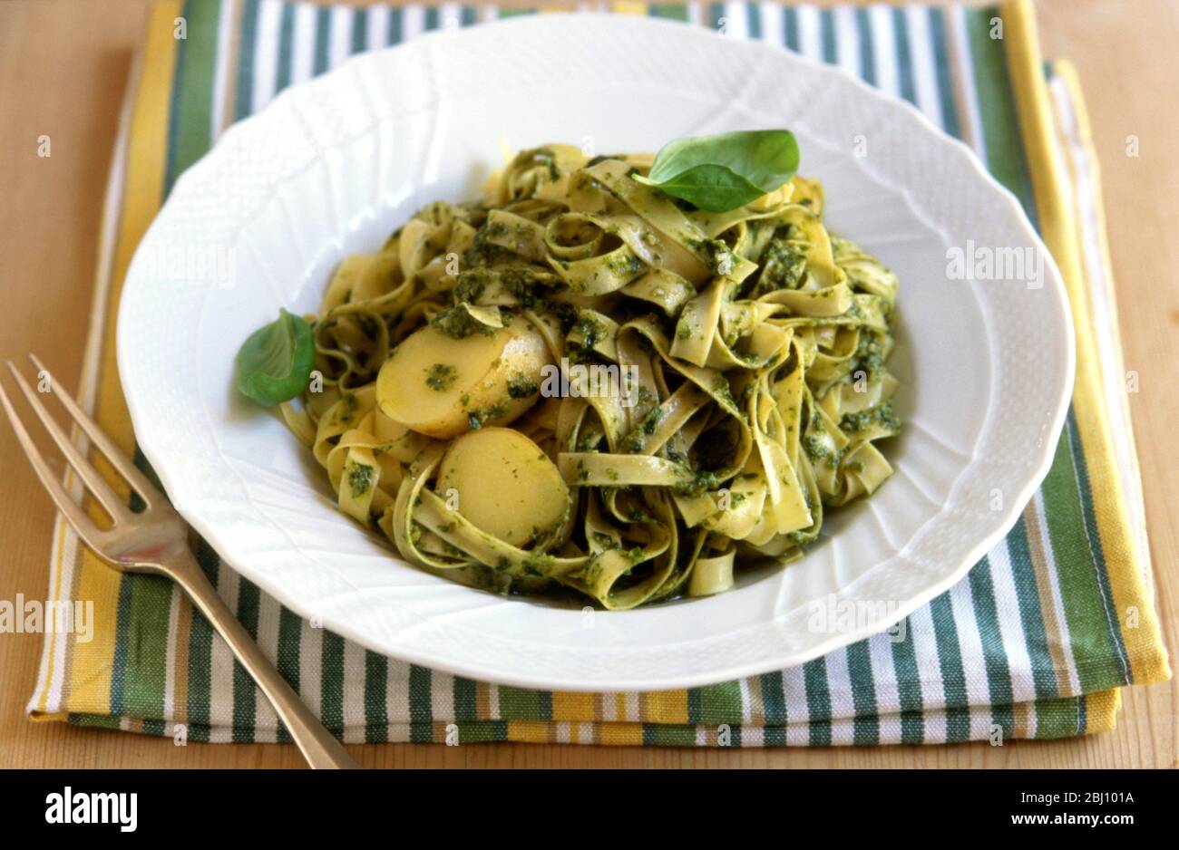 Due tipi di tagliatelle con patate nuove in pesto - Foto Stock