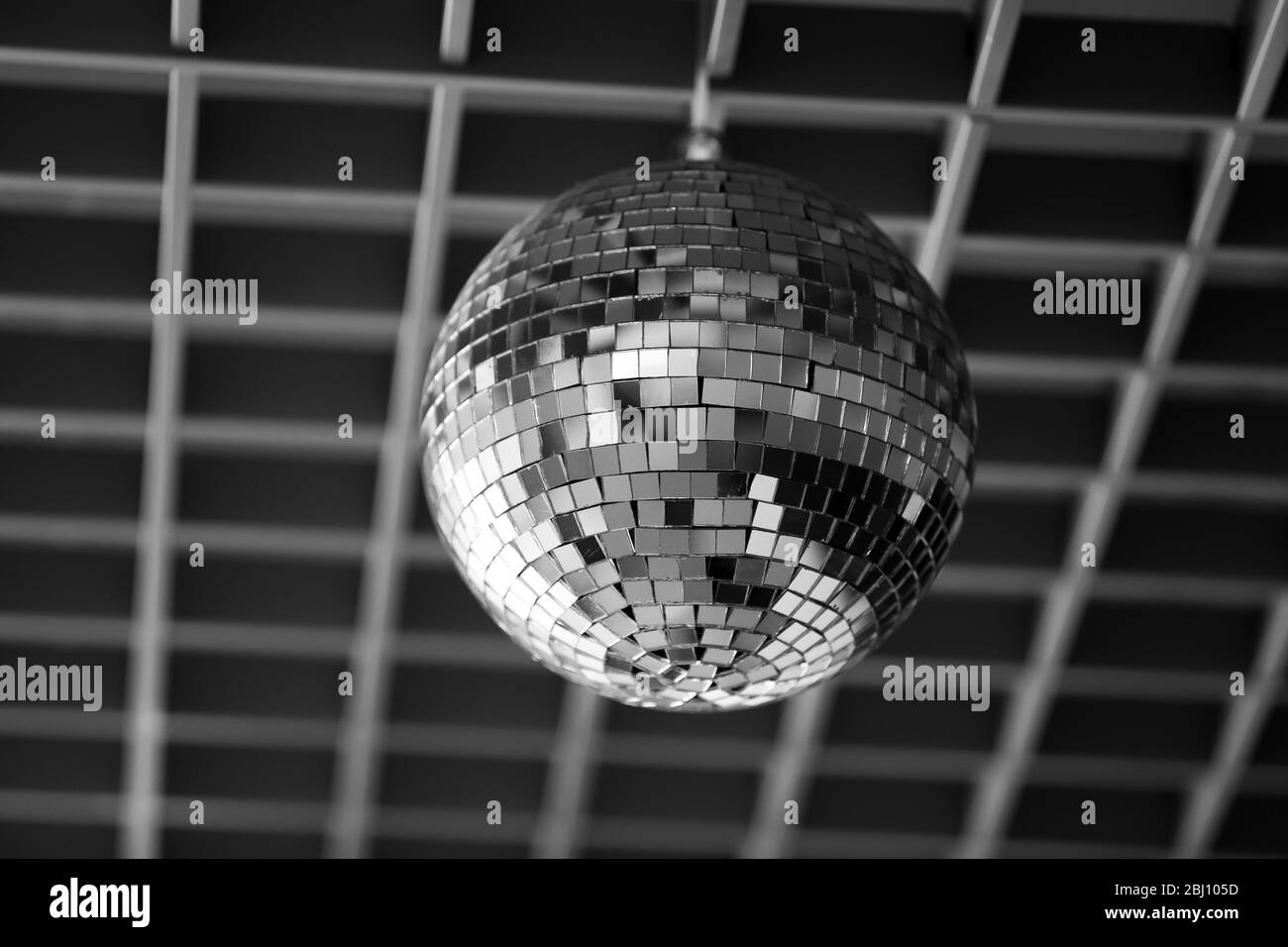 Primo piano con specchio da discoteca in argento Foto Stock