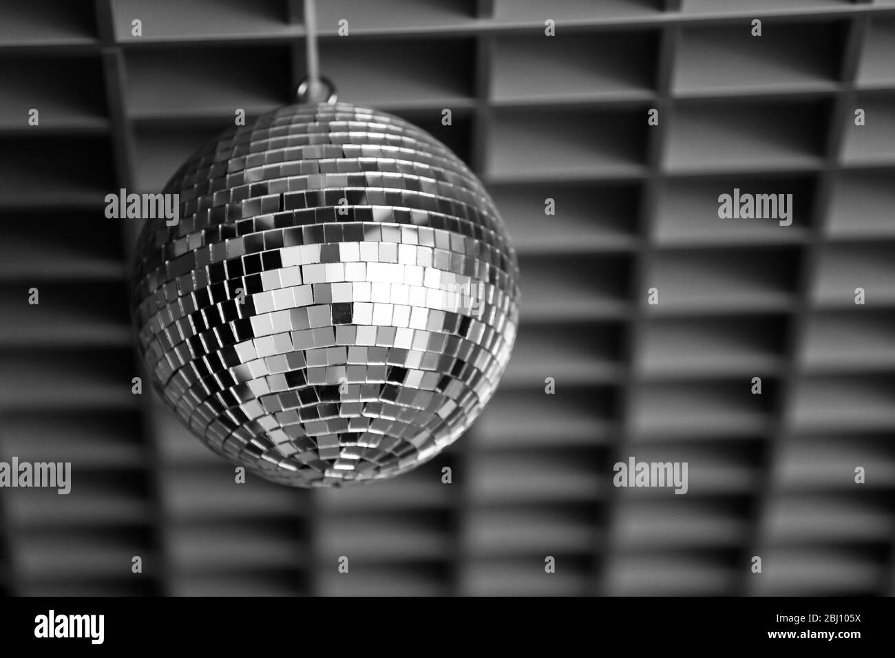 Primo piano con specchio da discoteca in argento Foto Stock